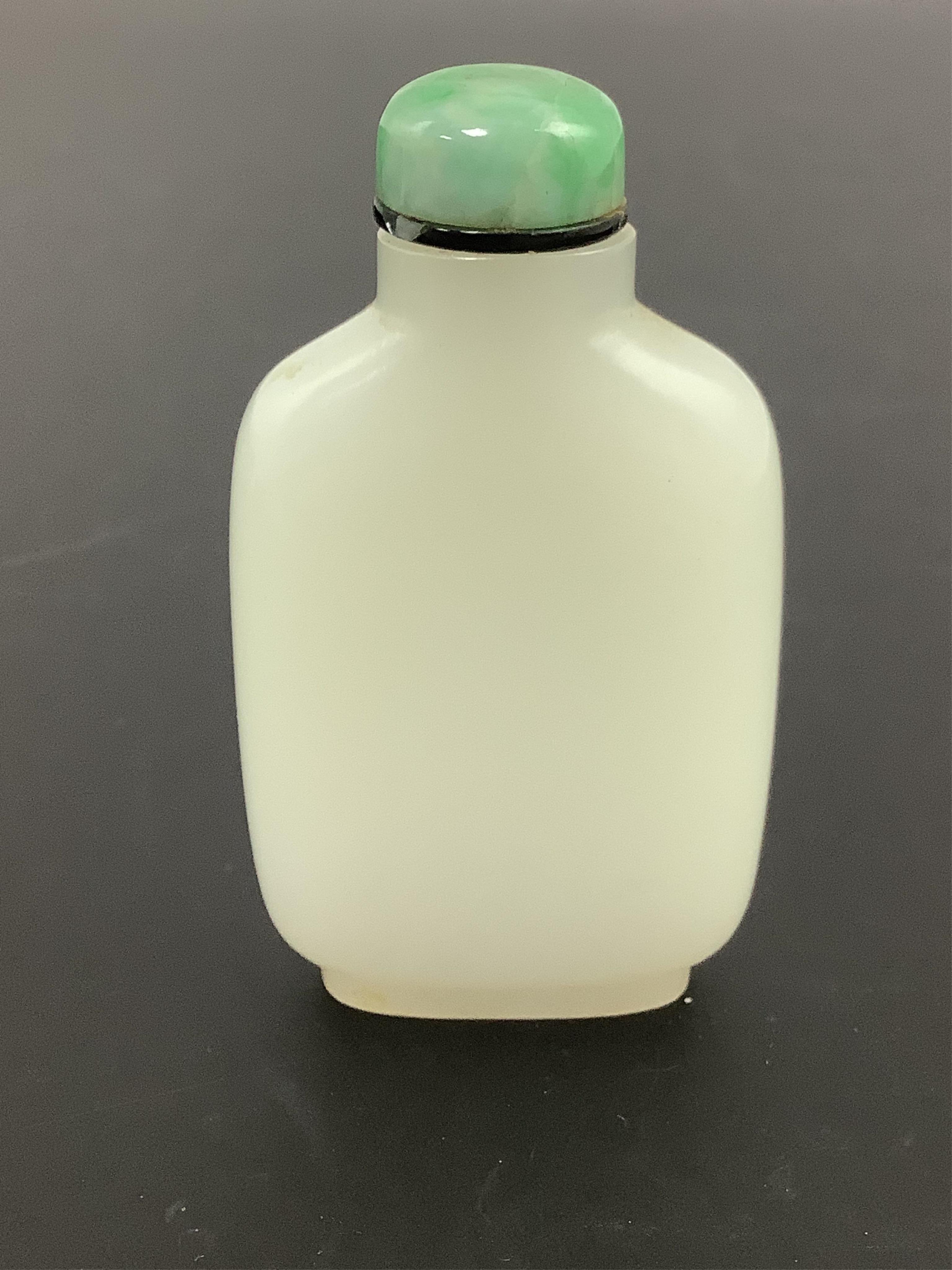 A Chinese white jade snuff bottle, 19th century